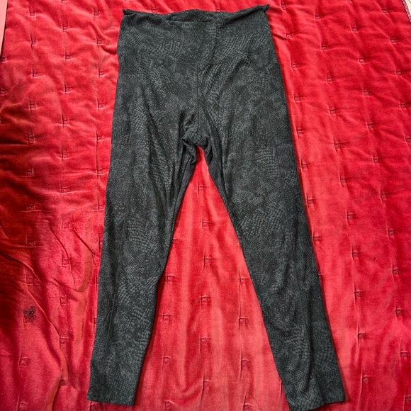 Danskin Snakeskin Print Athletic Leggings w/ Pockets & High Rise Tummy Control - Picture 4 of 9